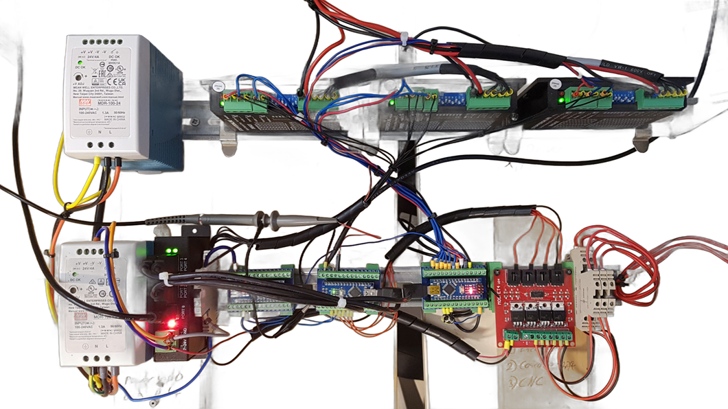 Elektrischer Aufbau mit zwei Netzteilen, drei Achsensteuerungen, Encoder- und Kaskaden-Controller sowie vierkanaligem MOSFET-Modul.